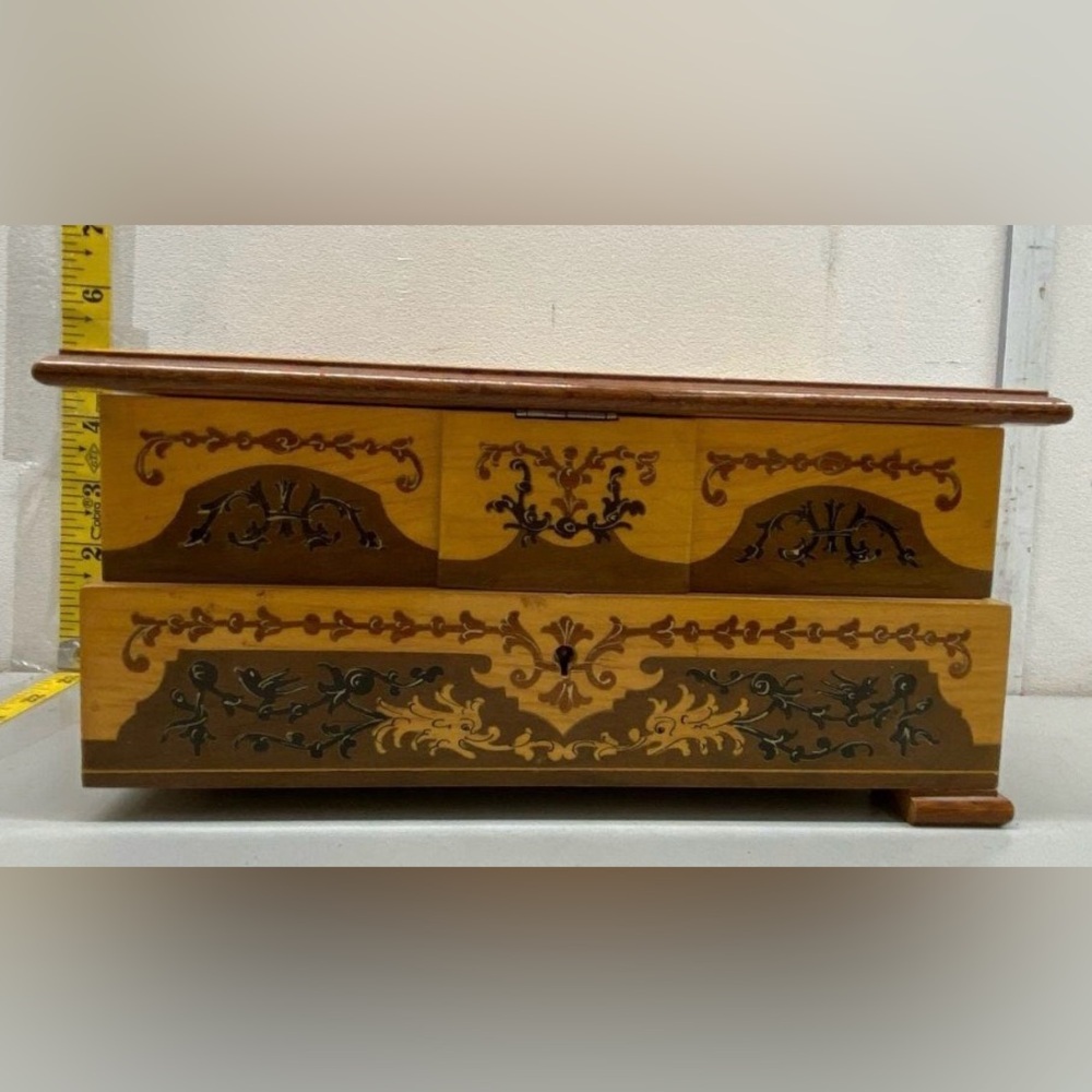 Reuge wooden made in Italy musical Jewelry Box with dancing ballerina and keys. - Picture 2 of 5